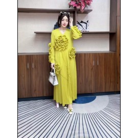 丸いネックデザインのエレガントなプリーツ長スカート、3次元のフリル花装飾を特徴として、ポリエステル製のAラインカットで腹を隠す、すべてのシーズンに適しています。