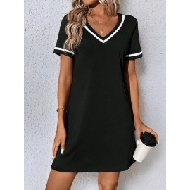 女性向けのスタイリッシュなカラーブロックVネックブラックドレス、カジュアルながらもファッション。