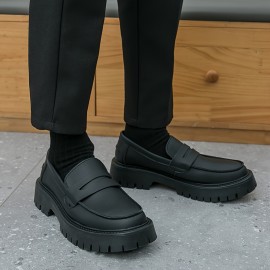 メンズビンテージカジュアルローファー - ルバーソール付きミクロファイバースリップオンシューズ。ラウンドトゥ、ロートップデザインで、日常外出着用に適しています。ビジネスカジュアルスタイルで、快適性と耐久性を兼ね備えています。