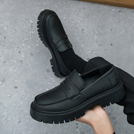 メンズビンテージカジュアルローファー - ルバーソール付きミクロファイバースリップオンシューズ。ラウンドトゥ、ロートップデザインで、日常外出着用に適しています。ビジネスカジュアルスタイルで、快適性と耐久性を兼ね備えています。