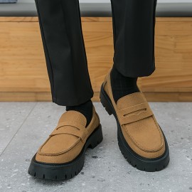 メンズビンテージカジュアルローファー - ルバーソール付きミクロファイバースリップオンシューズ。ラウンドトゥ、ロートップデザインで、日常外出着用に適しています。ビジネスカジュアルスタイルで、快適性と耐久性を兼ね備えています。