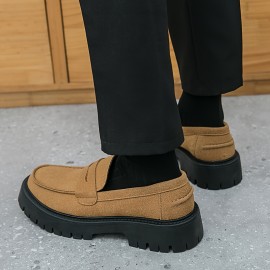 メンズビンテージカジュアルローファー - ルバーソール付きミクロファイバースリップオンシューズ。ラウンドトゥ、ロートップデザインで、日常外出着用に適しています。ビジネスカジュアルスタイルで、快適性と耐久性を兼ね備えています。