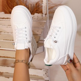 女性用ホワイトプラットフォームスニーカー - 軽量、高さを引き立てるロートップ、ラウンドトゥ＆レースアップデザイン、フェイクカバーアッパー＆PUソール、快適なオールシーズンカジュアルシューズ、カジュアルアティアシューズ | ファッションスニーカー | 生地裏地のスニーカー