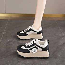 女性用ロートップカジュアルスニーカー、厚手のプラットフォームソールで身長アップ - ブラック＆ホワイト合成カバー＆メッシュアッパー、ラウンドトゥ快適性、EVAインソール＆PVCアウトソール、オールシーズン万能アウトドアシューズ